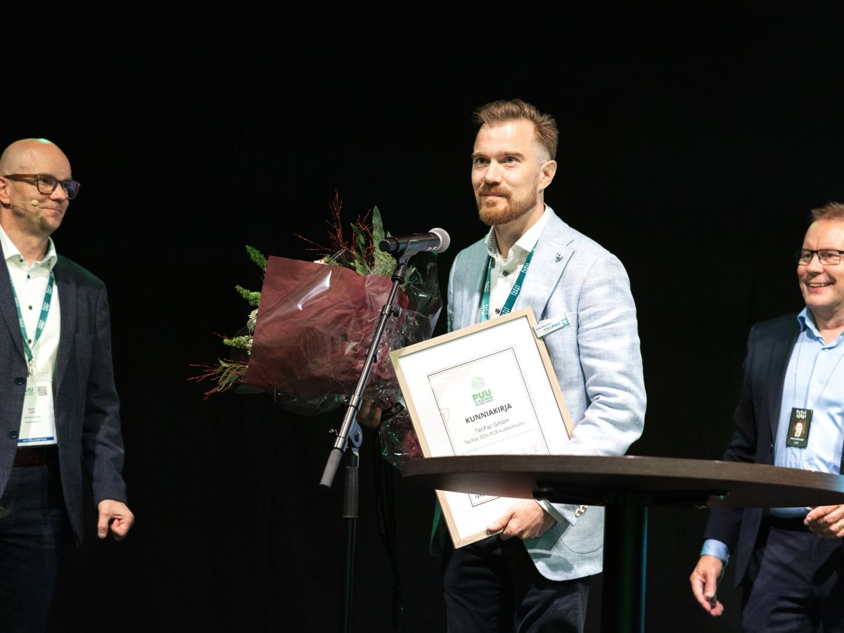 Antti Oikarinen of TecPac GmbH on stage at the biannual Wood Trade Fair in Jyväskylä, Finland, being honored for 50% PCR content.